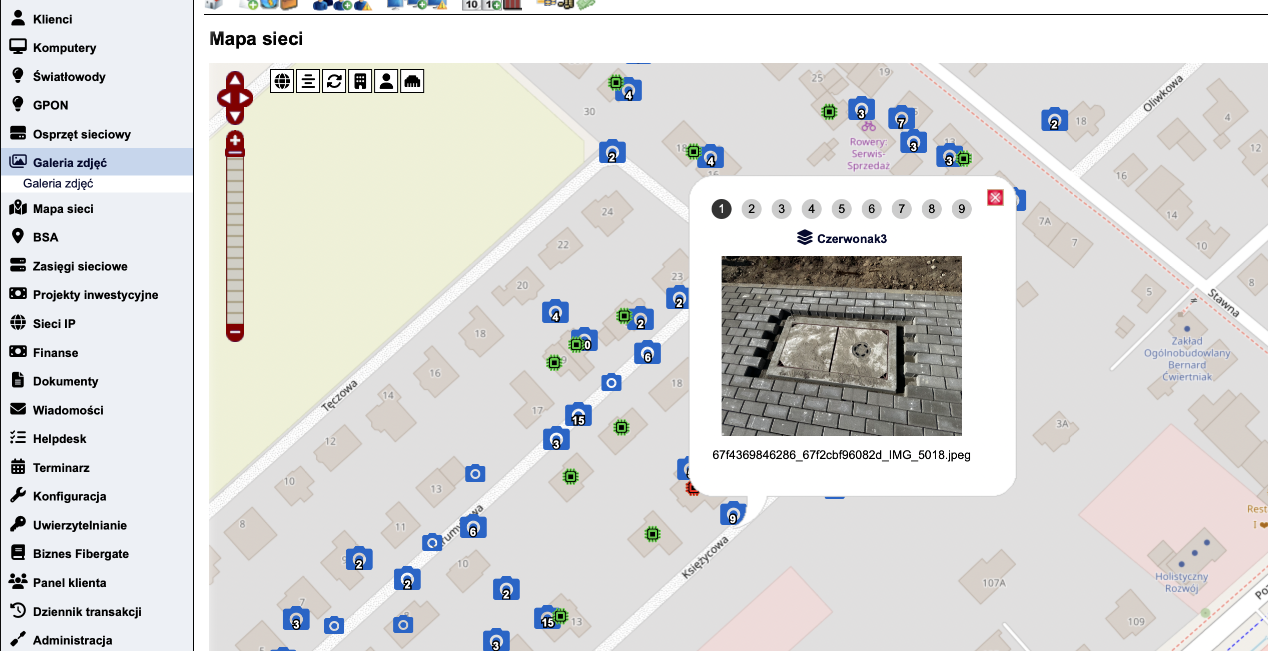 Mapa sieci z pinezkami zdjęć w LMS